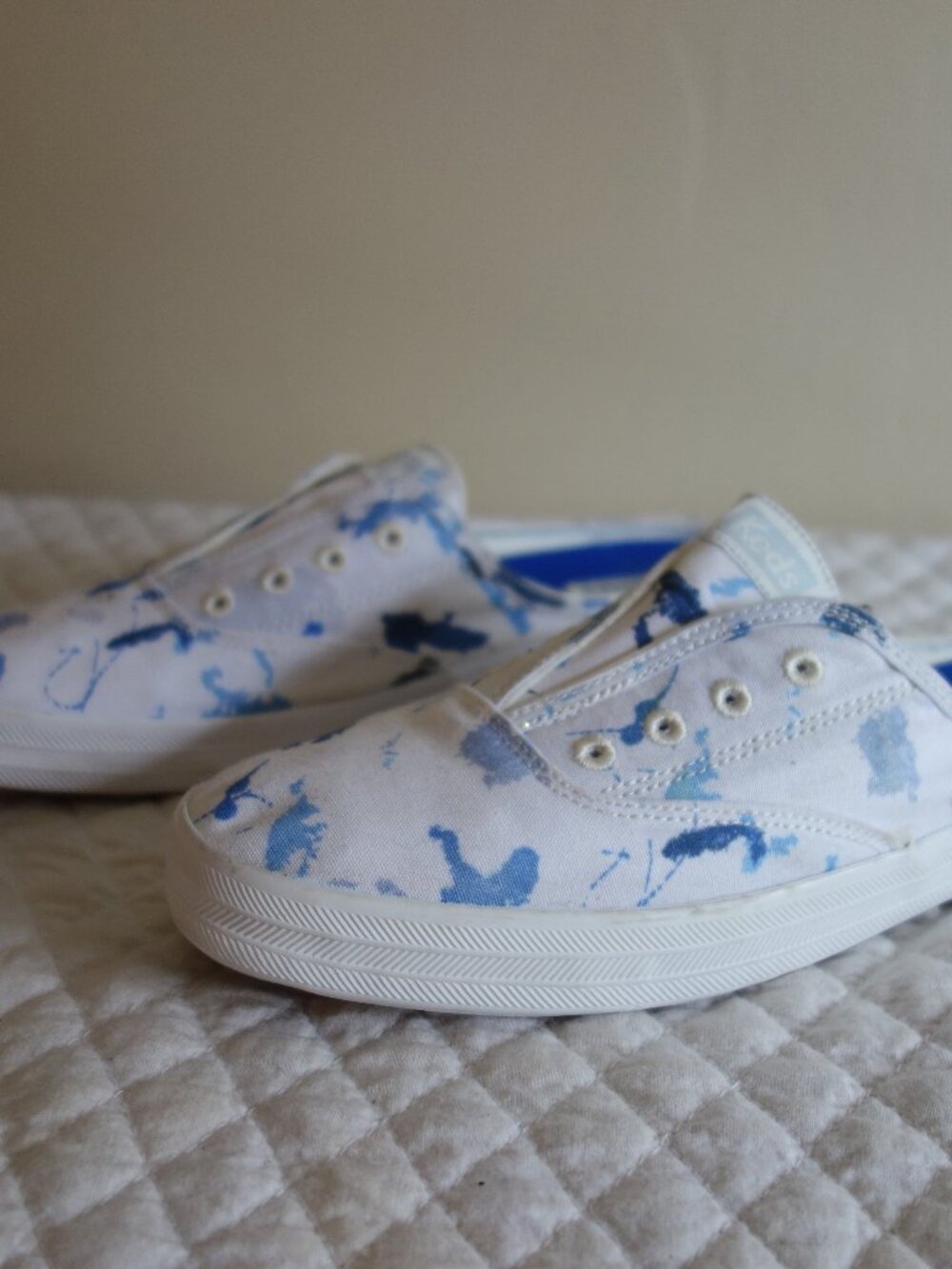 New Ked’s White Canvas Slip On Low Back Sneakers w/ blue splotches – Wmns 9.5